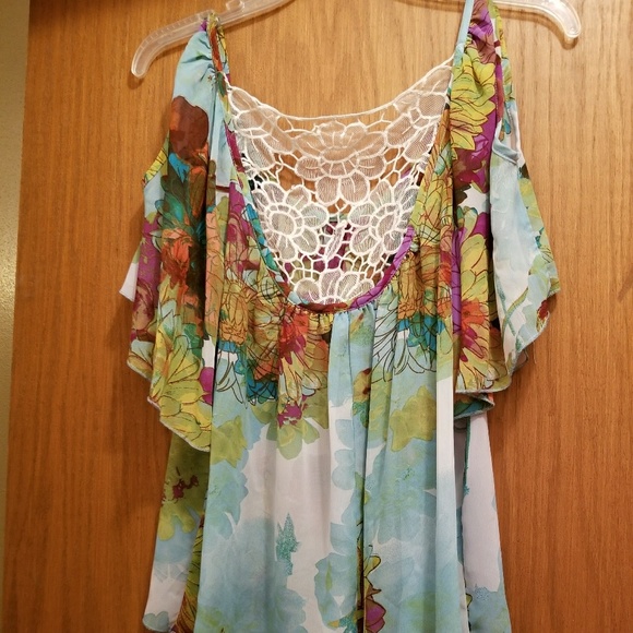 Tops - Picture 3 of 5